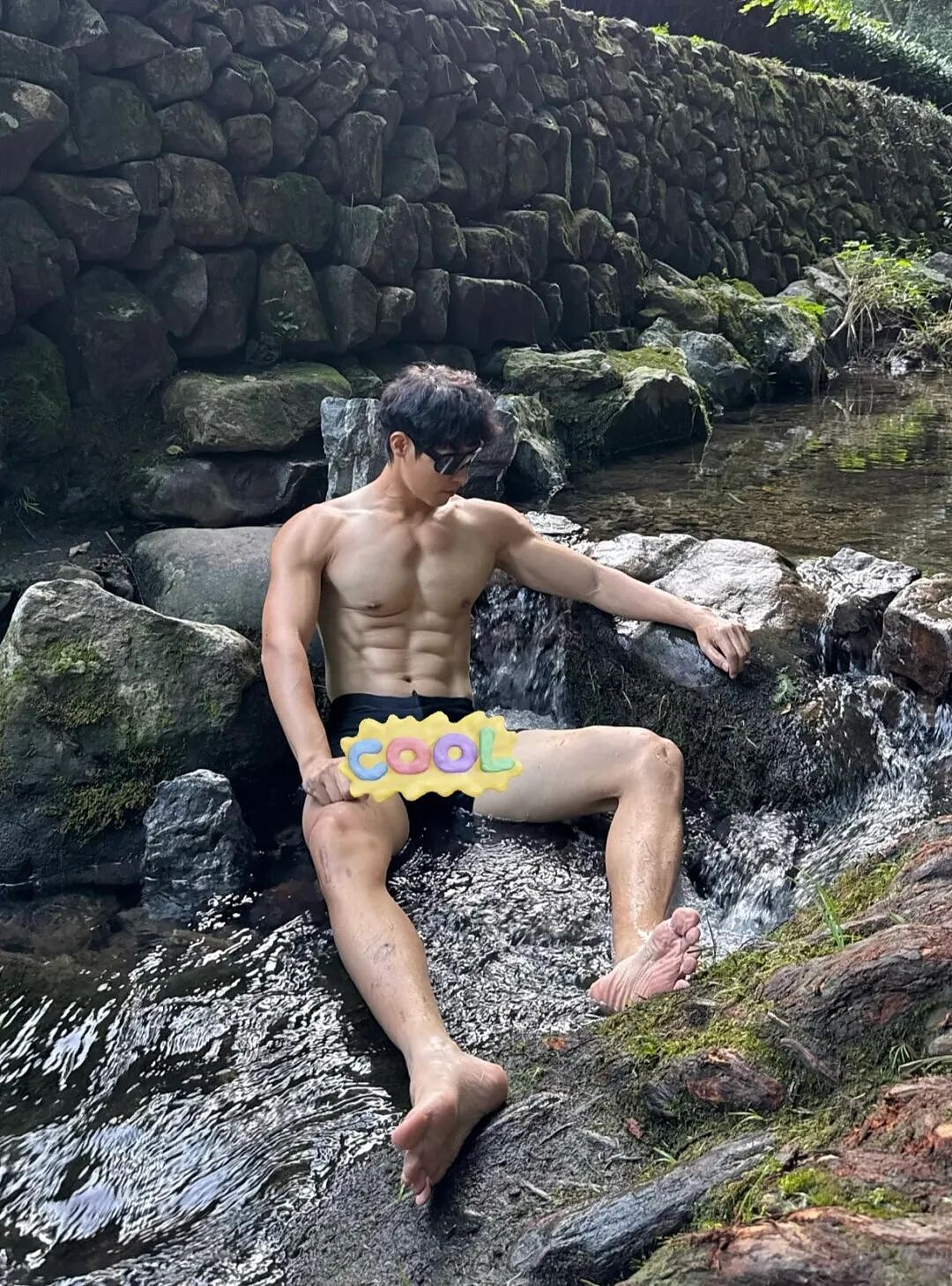 【帅哥】185cm黑皮肌肉小狼狗,户外肌肉特写性感十足...(组图) - 4