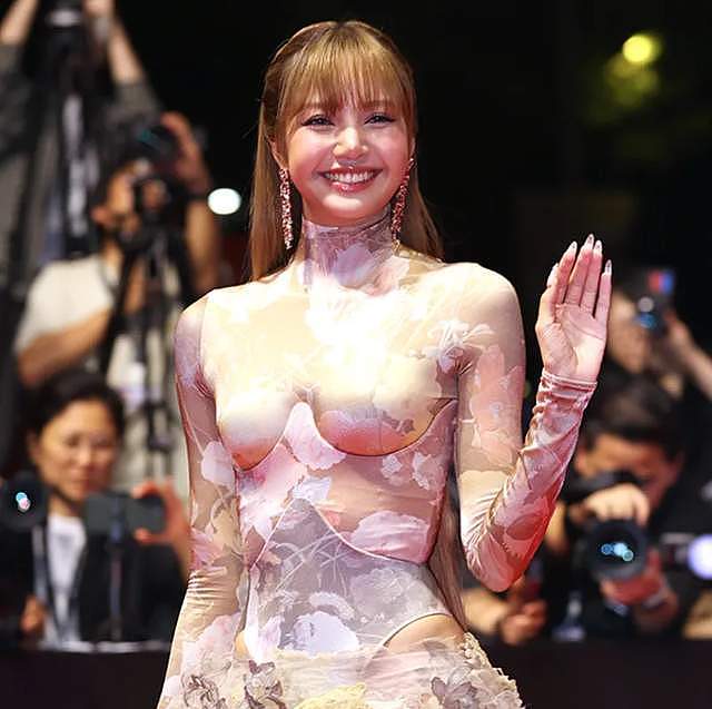 釜山电影节红毯来了！孙艺珍一身粉裙像睡衣，Lisa礼服又透又贴身（组图） - 2