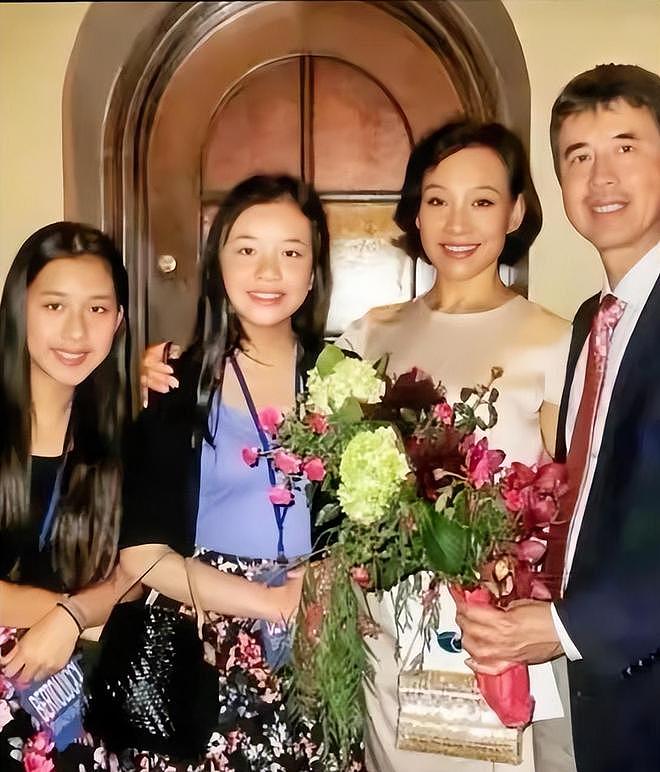 陈冲母女合体拍杂志被嘲，网友抗拒女儿出道，追问弃养双胞胎去向（组图） - 18