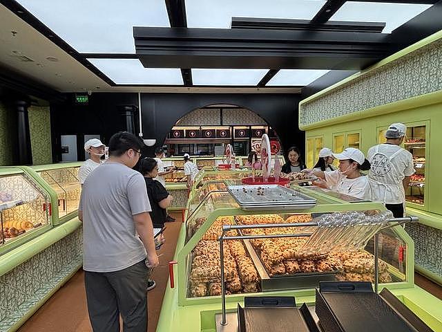上海网红面包店销毁面包:不打折卖,喷消毒液防被捡走(组图) - 16
