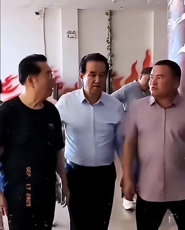 李双江现身新疆，和小27岁妻子同框状态好（组图） - 5
