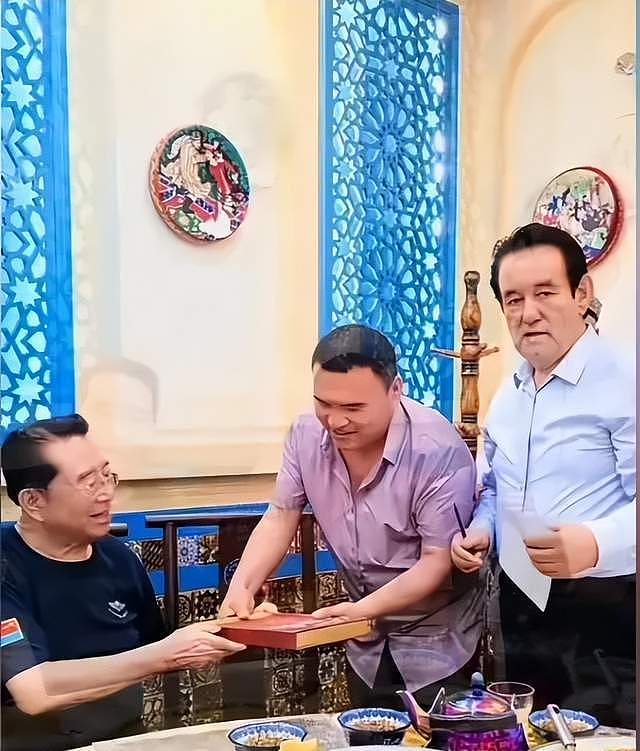 李双江现身新疆，和小27岁妻子同框状态好（组图） - 6