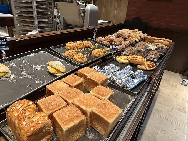 上海网红面包店销毁面包:不打折卖,喷消毒液防被捡走(组图) - 17