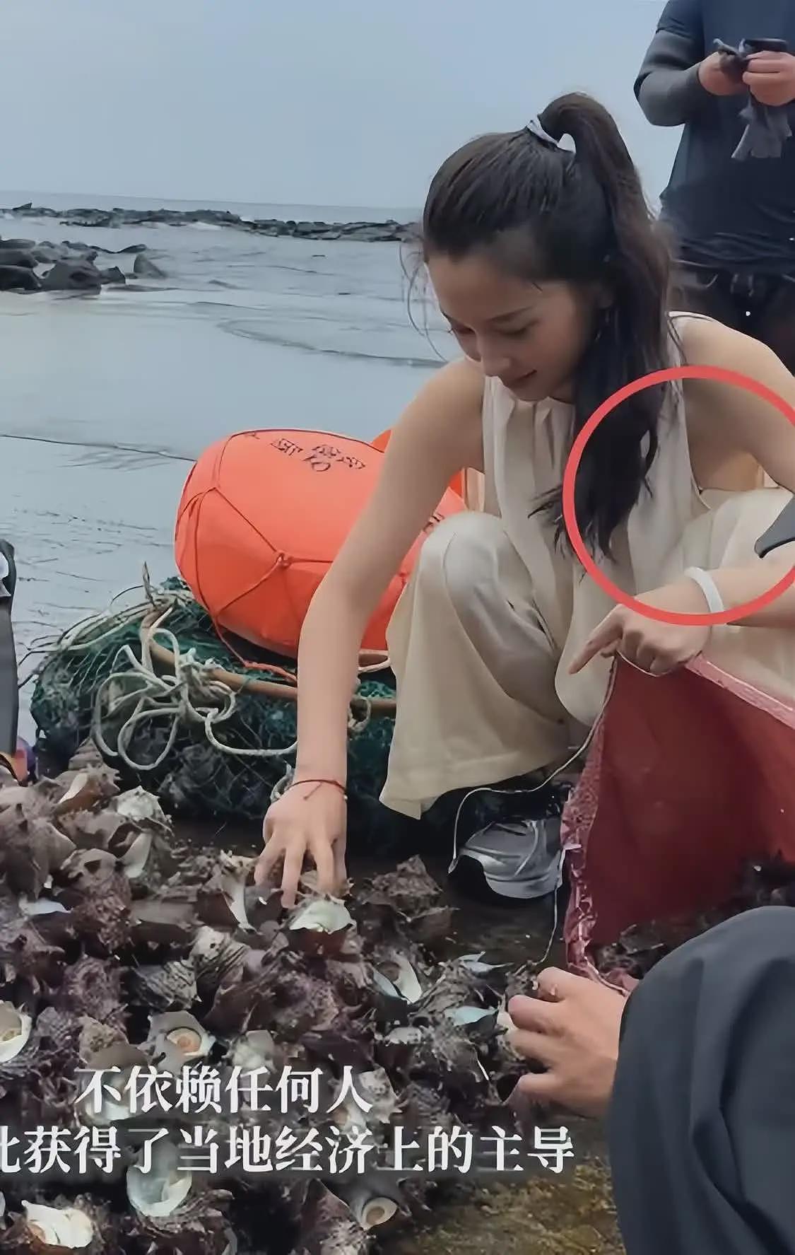 森林北韩国下海捞海鲜！被闪电吓到五官乱飞，弯腰捡贝壳差点走光（组图） - 29