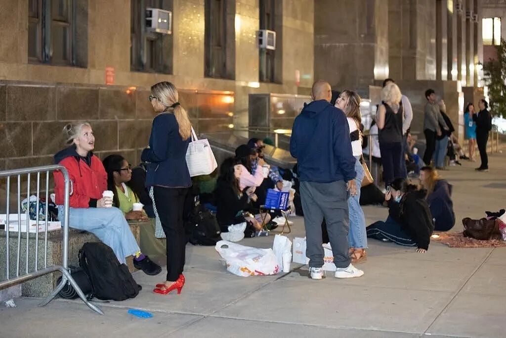 枪杀CEO的路易吉再度出庭，赢麻了！庭审得利还帅如男模，粉丝从巴黎来看他...（组图） - 3
