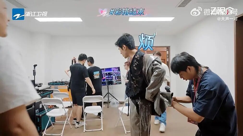 情绪崩溃到发飙!34岁男演员跪地求原谅(组图) - 2
