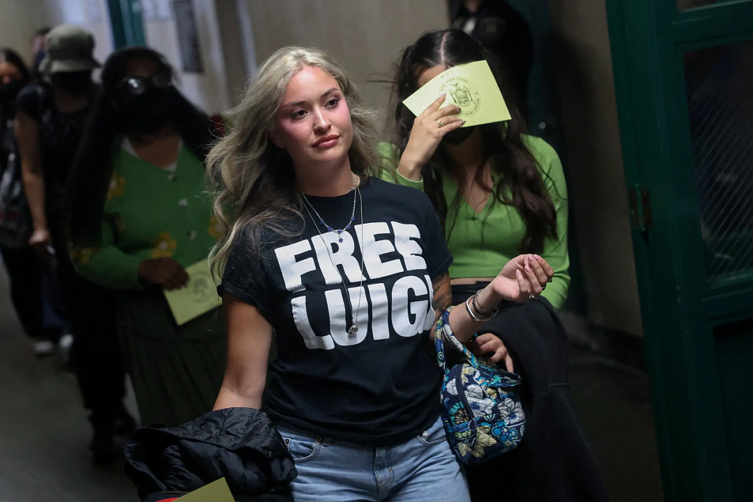 枪杀美医保CEO枪手最新出庭再引热议！死刑概率或降低，媒体猛拍高颜值“神图”惹支持者狂欢？（组图） - 22