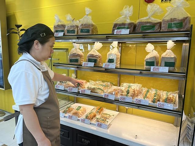 上海网红面包店销毁面包:不打折卖,喷消毒液防被捡走(组图) - 10