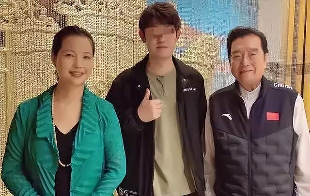 李双江现身新疆，和小27岁妻子同框状态好（组图） - 11