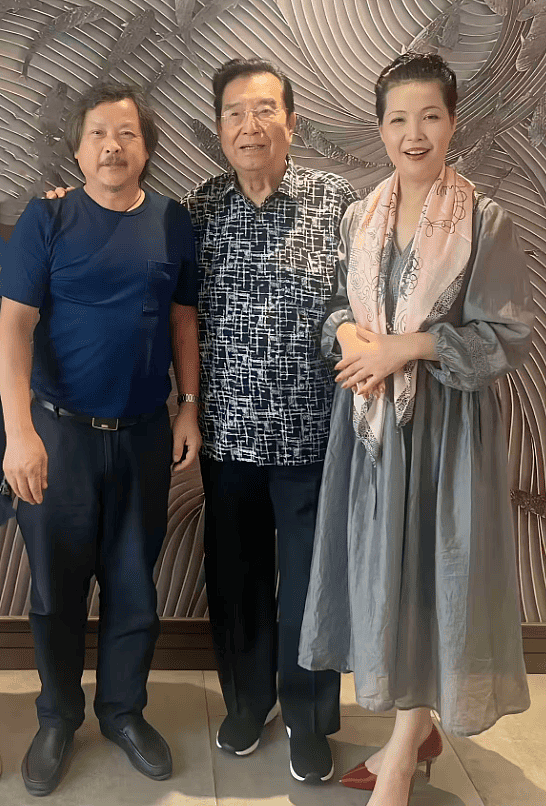 李双江现身新疆，和小27岁妻子同框状态好（组图） - 8
