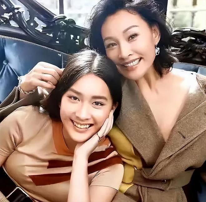 陈冲母女合体拍杂志被嘲，网友抗拒女儿出道，追问弃养双胞胎去向（组图） - 15