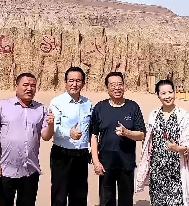李双江现身新疆，和小27岁妻子同框状态好（组图） - 1
