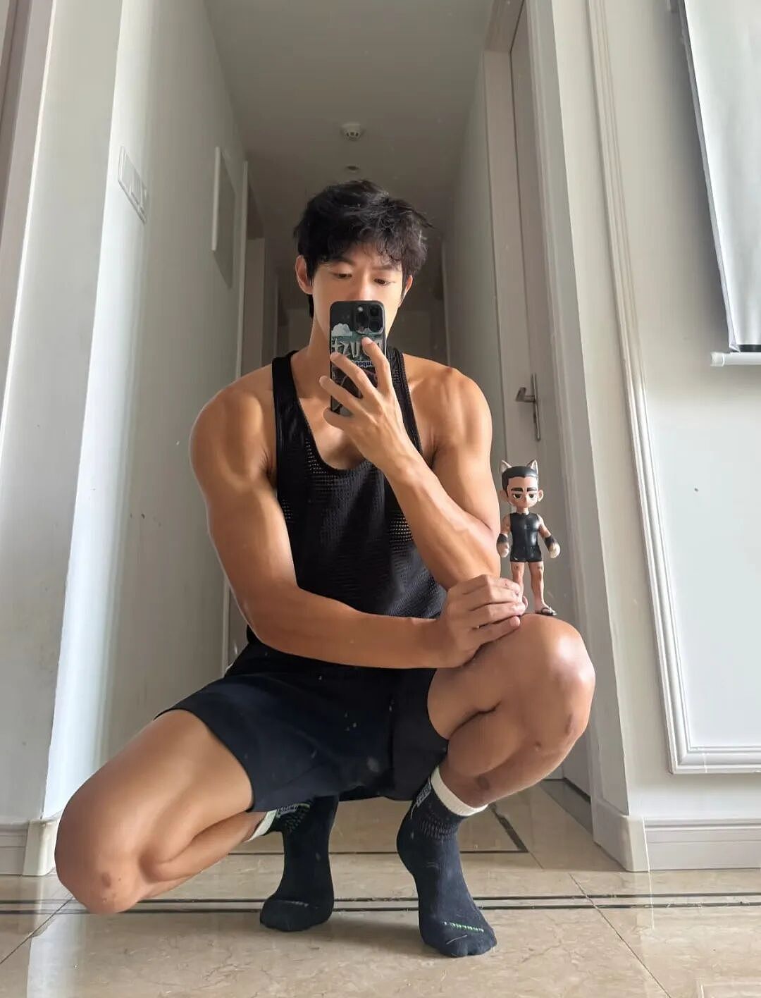 【帅哥】185cm黑皮肌肉小狼狗,户外肌肉特写性感十足...(组图) - 2