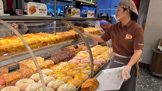 上海网红面包店销毁面包:不打折卖,喷消毒液防被捡走(组图) - 1
