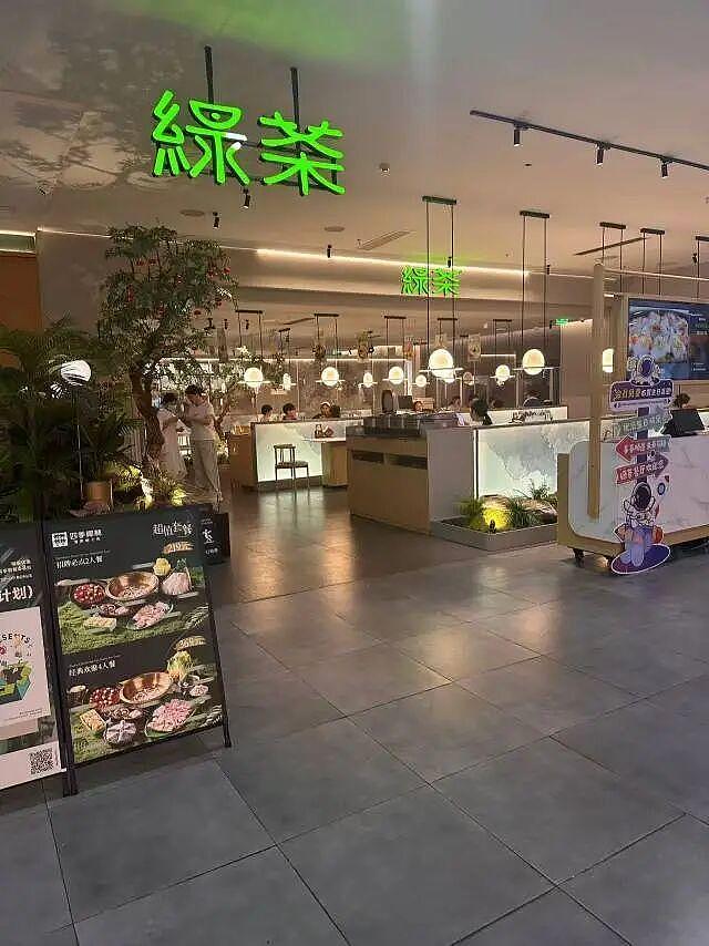 多家绿茶餐厅撤下“现点现做”招牌，餐具上字眼也被涂黑（组图） - 1