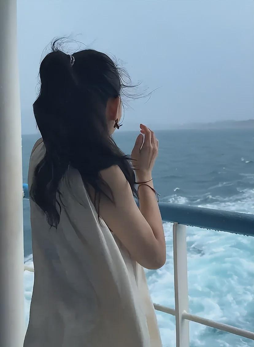 森林北韩国下海捞海鲜！被闪电吓到五官乱飞，弯腰捡贝壳差点走光（组图） - 21