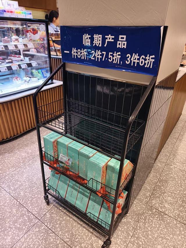 上海网红面包店销毁面包:不打折卖,喷消毒液防被捡走(组图) - 13