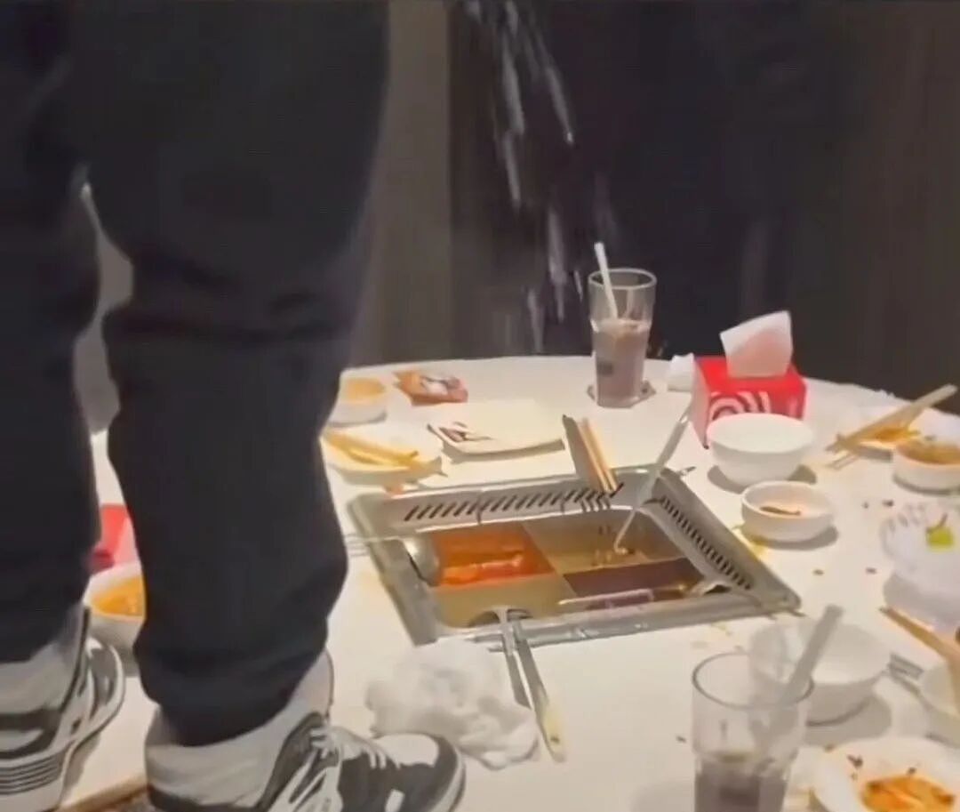 史上最贵一泡尿来了!17岁孩子乱拉尿被罚百万,父母身份曝光惊呆众人:这下耀祖完了...(组图) - 4