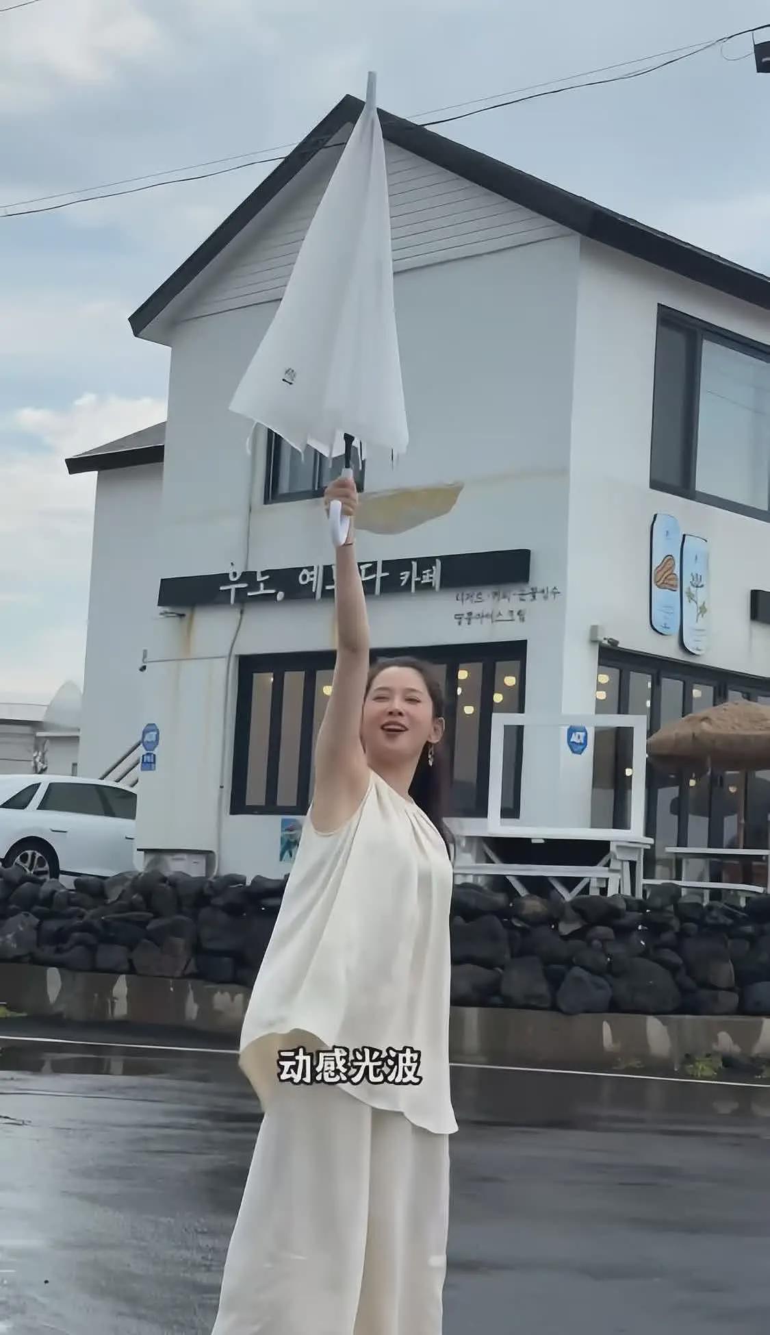 森林北韩国下海捞海鲜！被闪电吓到五官乱飞，弯腰捡贝壳差点走光（组图） - 22