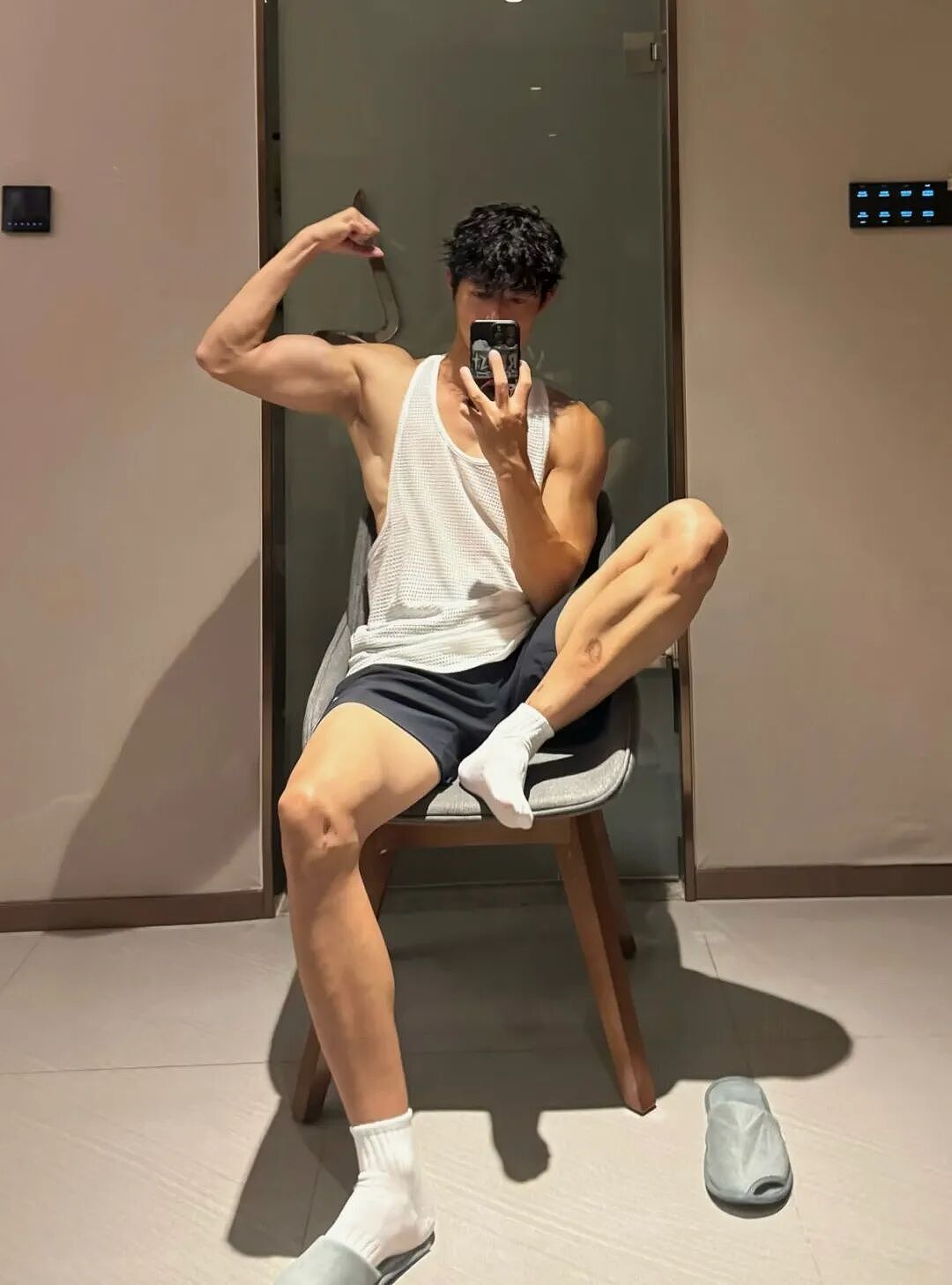 【帅哥】185cm黑皮肌肉小狼狗,户外肌肉特写性感十足...(组图) - 13