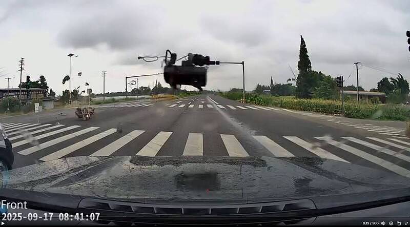 中国“警车”闯红灯撞飞绿灯机车后疑“肇逃”!离谱影片曝光(视频/图) - 1