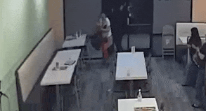 疑似华女在餐馆内被黑衣男殴打,互不认识,他手持铁棒疯狂猛击,场面吓人(组图) - 2