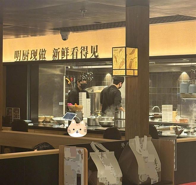 多家绿茶餐厅撤下“现点现做”招牌，餐具上字眼也被涂黑（组图） - 4