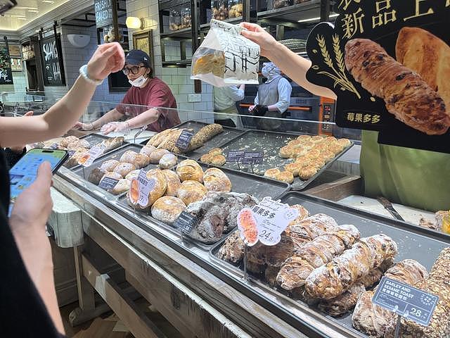 上海网红面包店销毁面包:不打折卖,喷消毒液防被捡走(组图) - 8