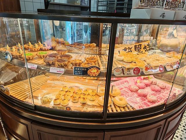 上海网红面包店销毁面包:不打折卖,喷消毒液防被捡走(组图) - 9