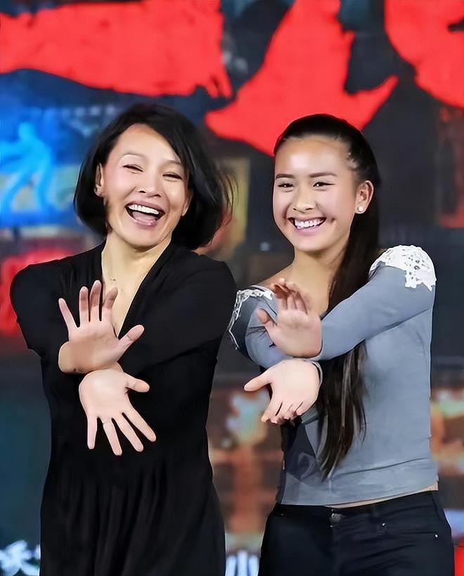 陈冲母女合体拍杂志被嘲，网友抗拒女儿出道，追问弃养双胞胎去向（组图） - 16