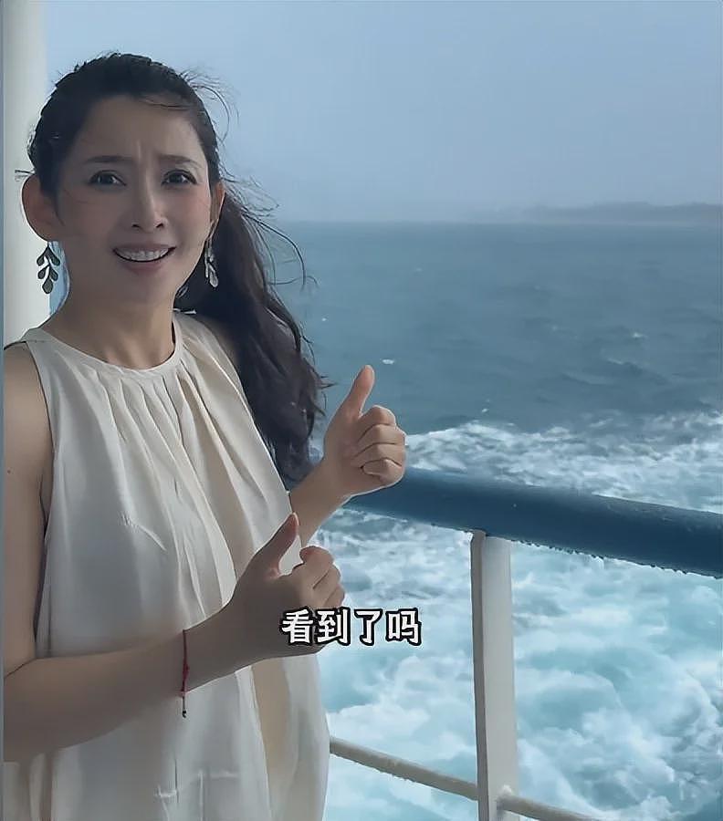 森林北韩国下海捞海鲜！被闪电吓到五官乱飞，弯腰捡贝壳差点走光（组图） - 19