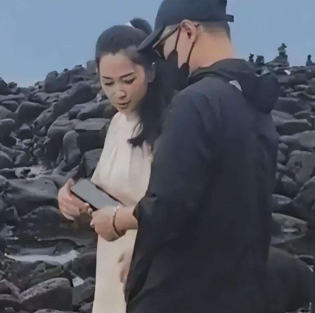 森林北韩国下海捞海鲜！被闪电吓到五官乱飞，弯腰捡贝壳差点走光（组图） - 7