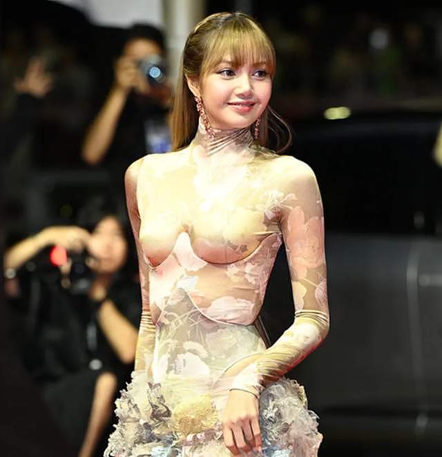 釜山电影节红毯来了！孙艺珍一身粉裙像睡衣，Lisa礼服又透又贴身（组图） - 8