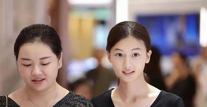 杨洋跟贾士凯闹翻？虞书欣半年换11个员工？于正洗白初步试水？景甜当老板捧网红？耍大牌的实力男歌手？（组图） - 7