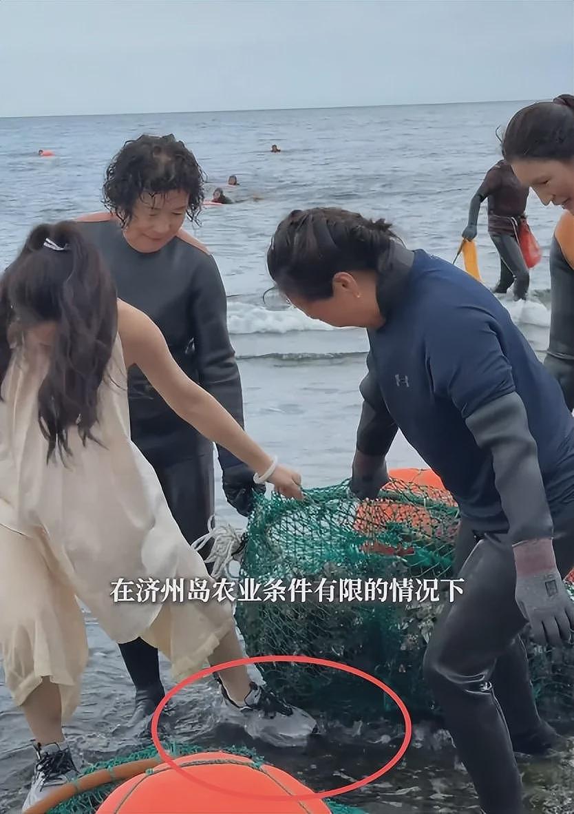 森林北韩国下海捞海鲜！被闪电吓到五官乱飞，弯腰捡贝壳差点走光（组图） - 26