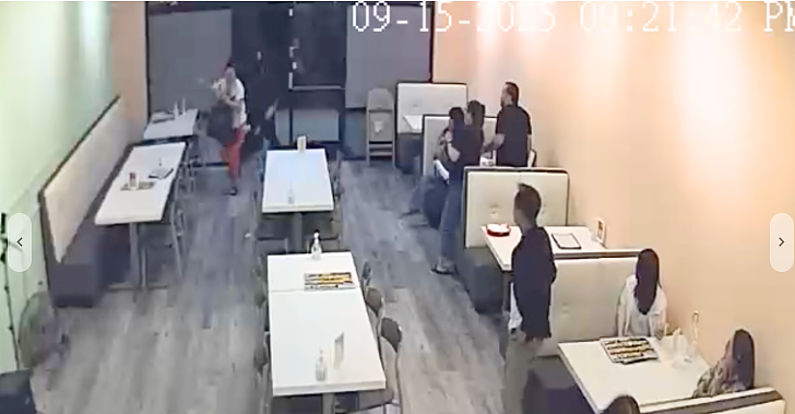 疑似华女在餐馆内被黑衣男殴打,互不认识,他手持铁棒疯狂猛击,场面吓人(组图) - 3