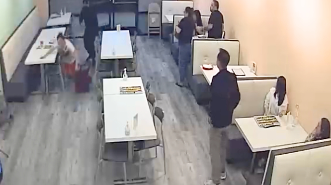疑似华女在餐馆内被黑衣男殴打,互不认识,他手持铁棒疯狂猛击,场面吓人(组图) - 7