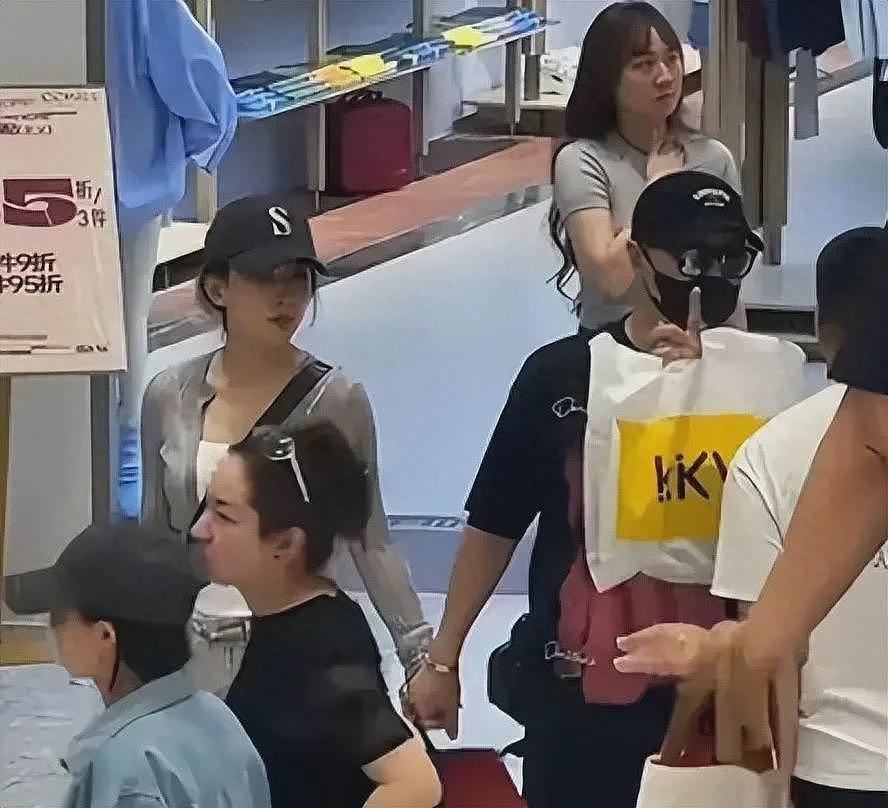森林北韩国下海捞海鲜！被闪电吓到五官乱飞，弯腰捡贝壳差点走光（组图） - 5
