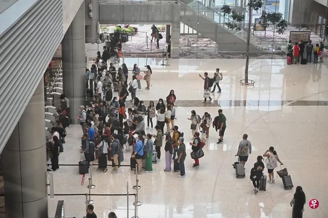 入境被拒后, 中国男子大闹机场,还向移民局官员脸上吐口水! 被判坐牢8周(组图) - 5