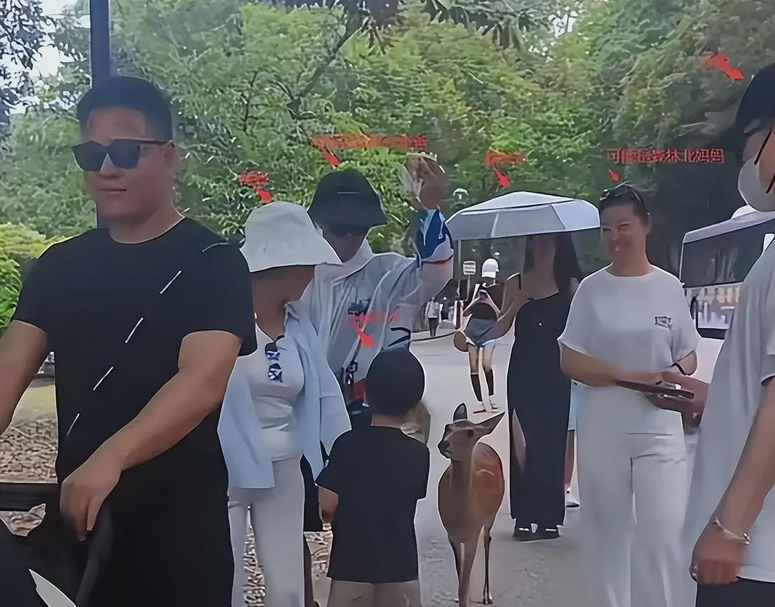 森林北韩国下海捞海鲜！被闪电吓到五官乱飞，弯腰捡贝壳差点走光（组图） - 14