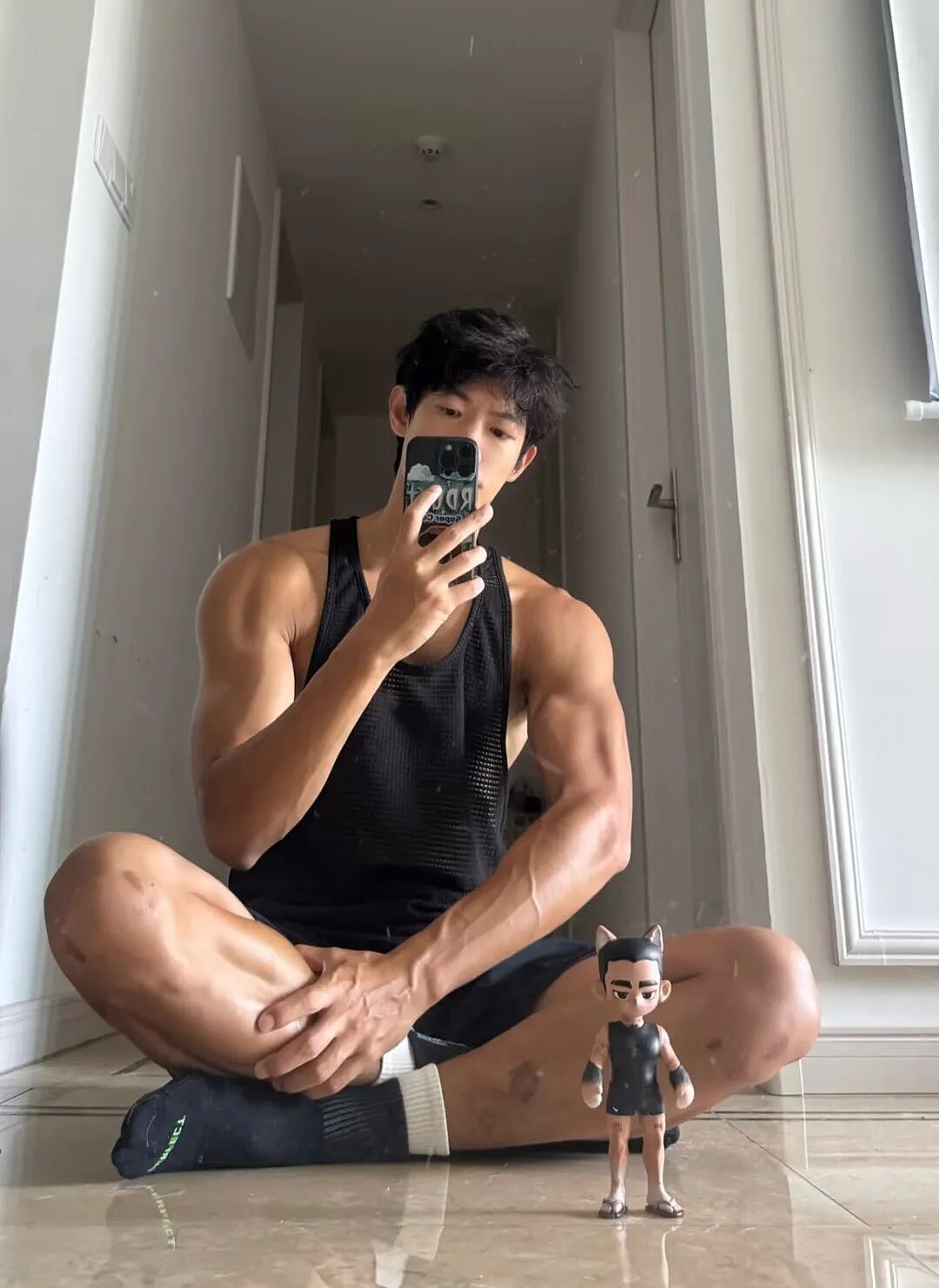 【帅哥】185cm黑皮肌肉小狼狗,户外肌肉特写性感十足...(组图) - 1