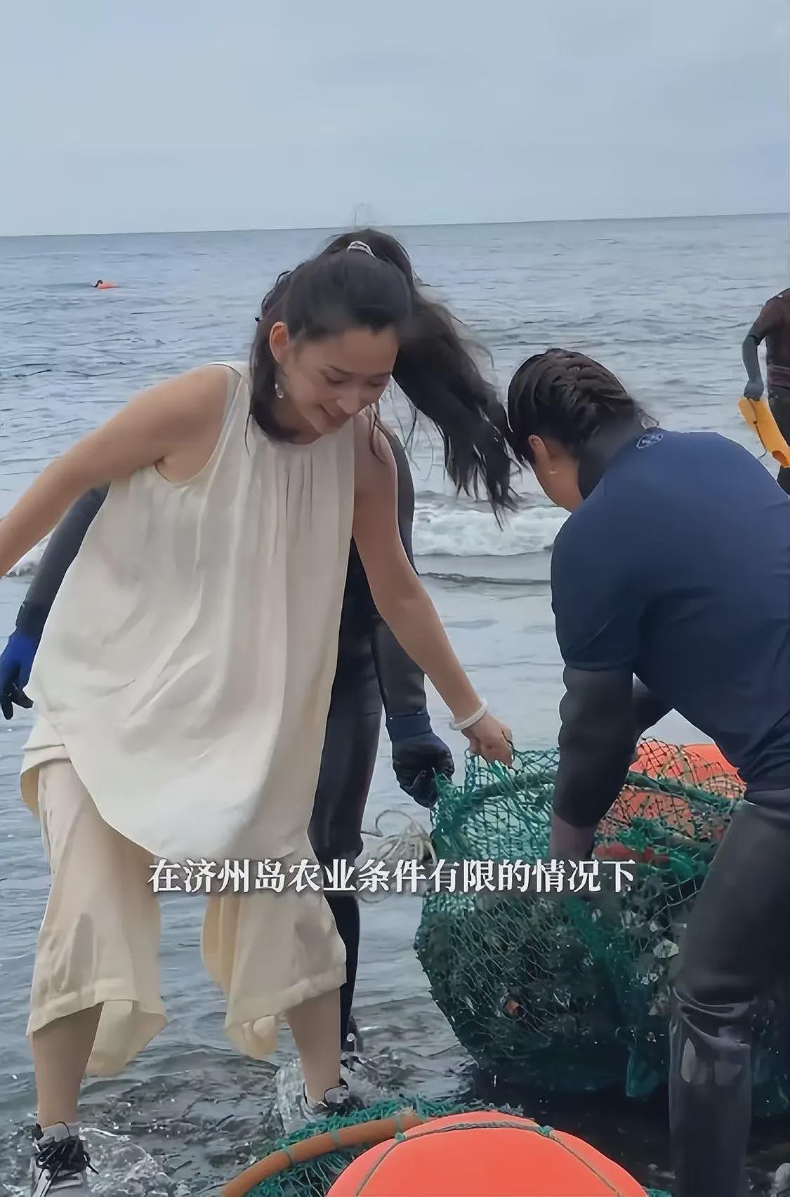 森林北韩国下海捞海鲜！被闪电吓到五官乱飞，弯腰捡贝壳差点走光（组图） - 27