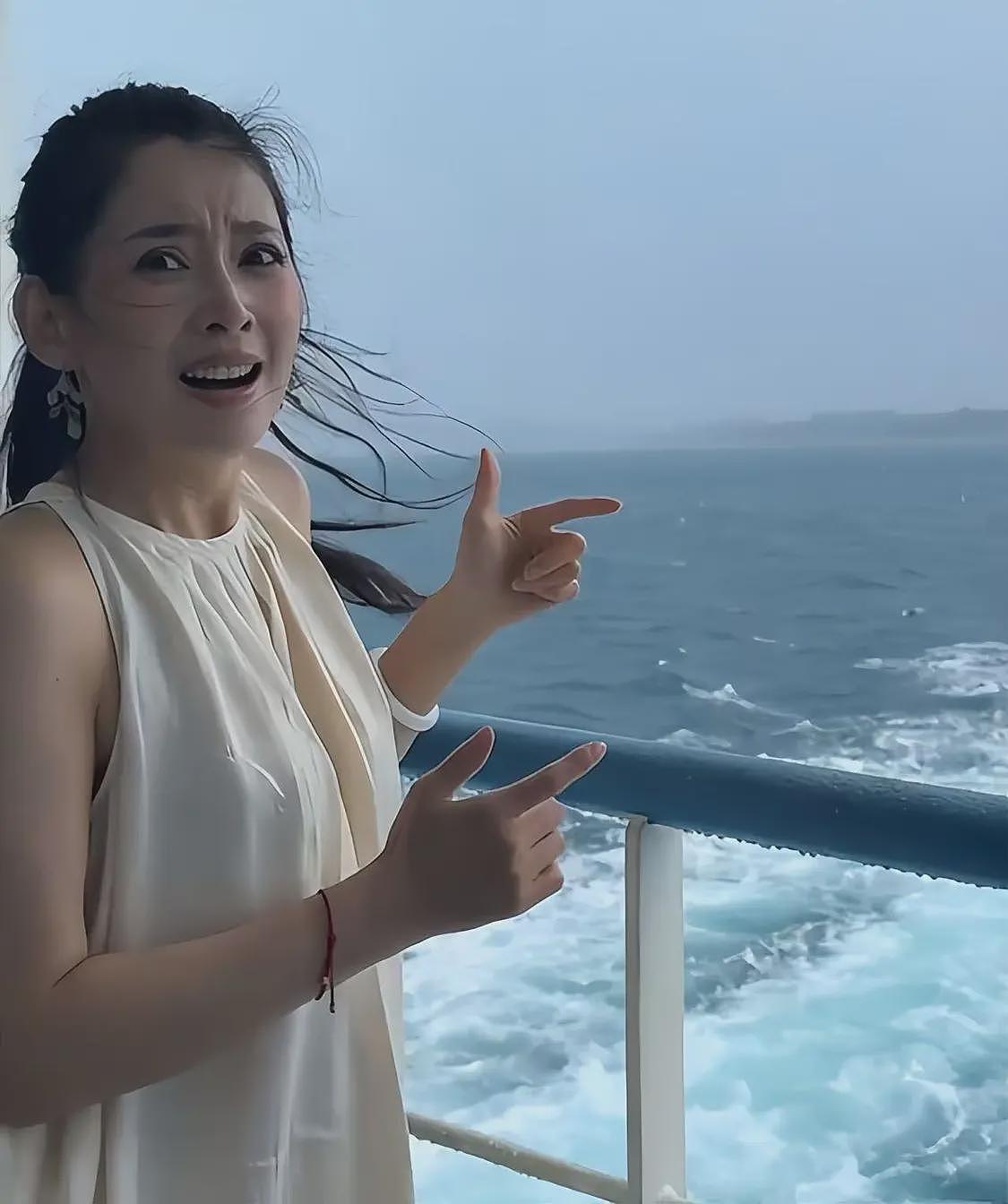森林北韩国下海捞海鲜！被闪电吓到五官乱飞，弯腰捡贝壳差点走光（组图） - 20