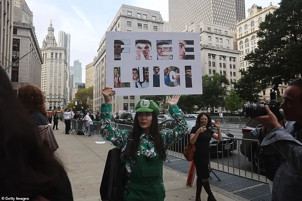 枪杀CEO的路易吉再度出庭，赢麻了！庭审得利还帅如男模，粉丝从巴黎来看他...（组图） - 17