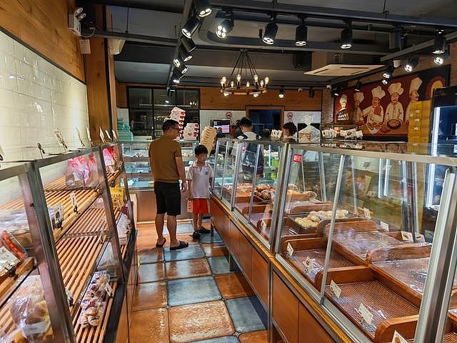 上海网红面包店销毁面包:不打折卖,喷消毒液防被捡走(组图) - 12