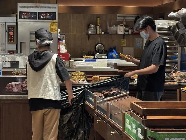 上海网红面包店销毁面包:不打折卖,喷消毒液防被捡走(组图) - 3