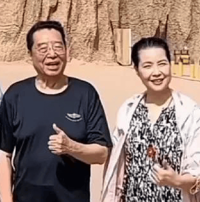 李双江现身新疆，和小27岁妻子同框状态好（组图） - 3
