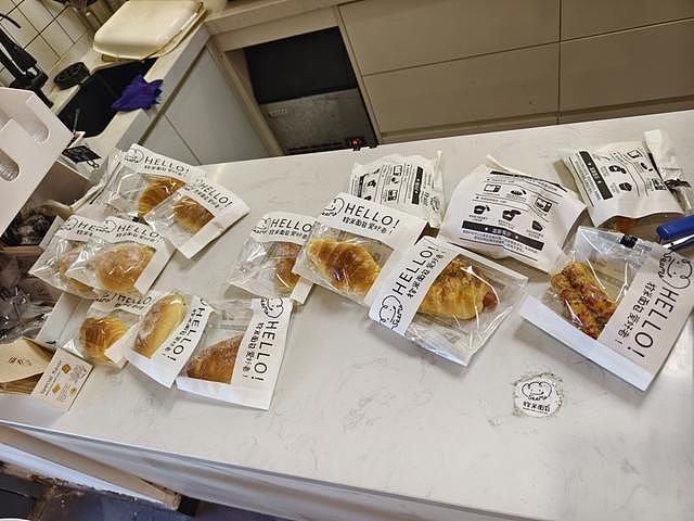 上海网红面包店销毁面包:不打折卖,喷消毒液防被捡走(组图) - 14