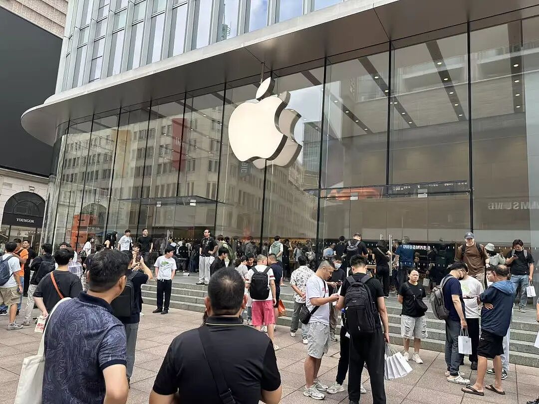 iPhone17系列开卖!4小时,京东超3万用户签收!门店也大排长龙,黄牛最高加价1500元(视频/组图) - 1