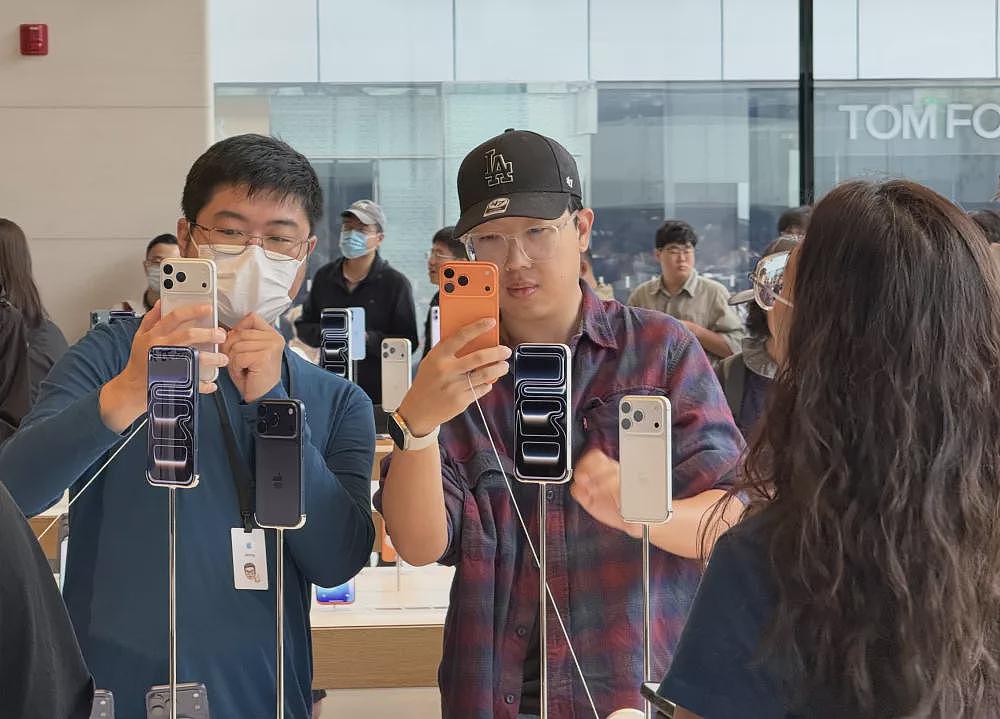 iPhone 17系列正式开售：橙色版黄牛加价达千元（图） - 1